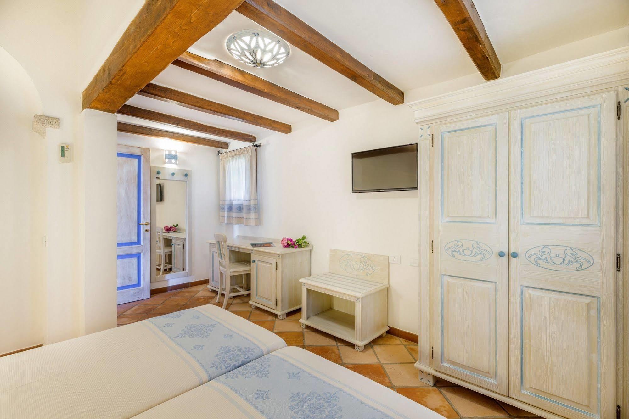 Hotel Costa Caddu San Teodoro  Buitenkant foto
